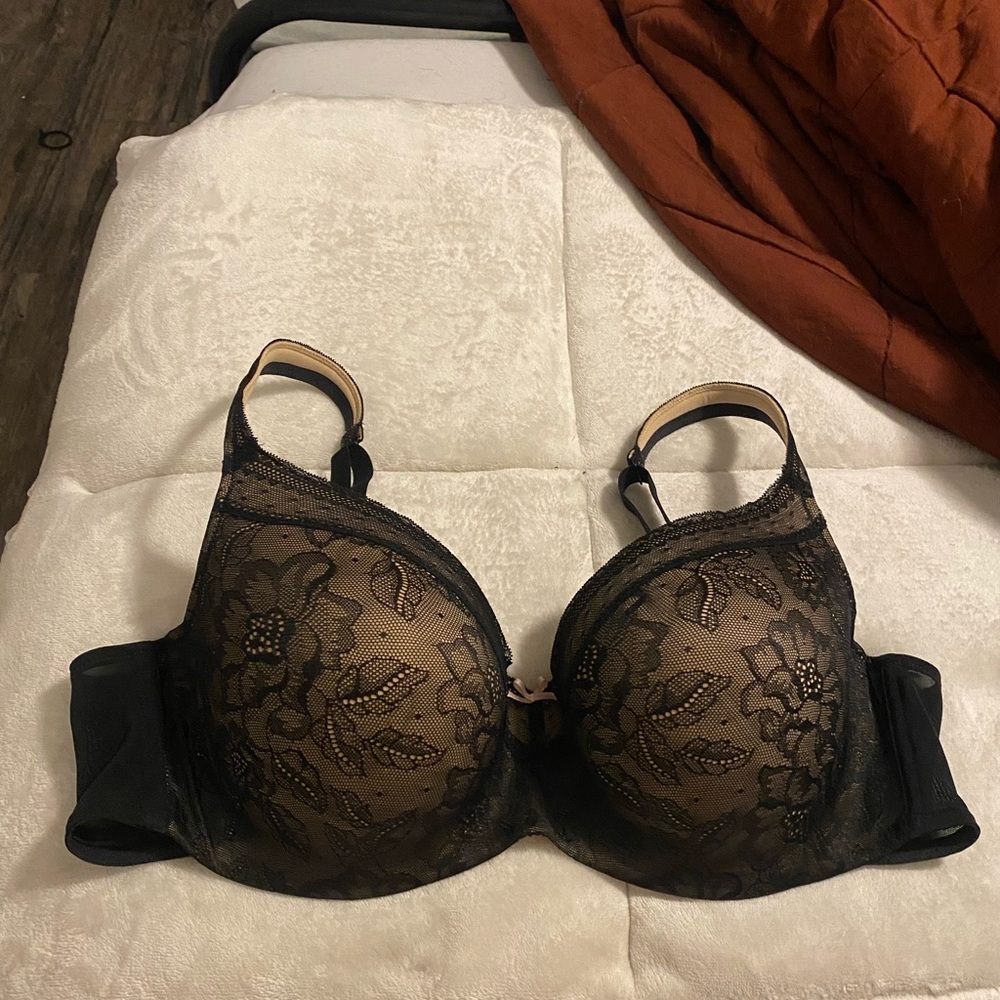 Modern lace balconette